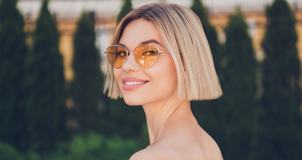 Mulher com cabelo liso tem o corte de cabelo feminino curto conhecido como blunt cut